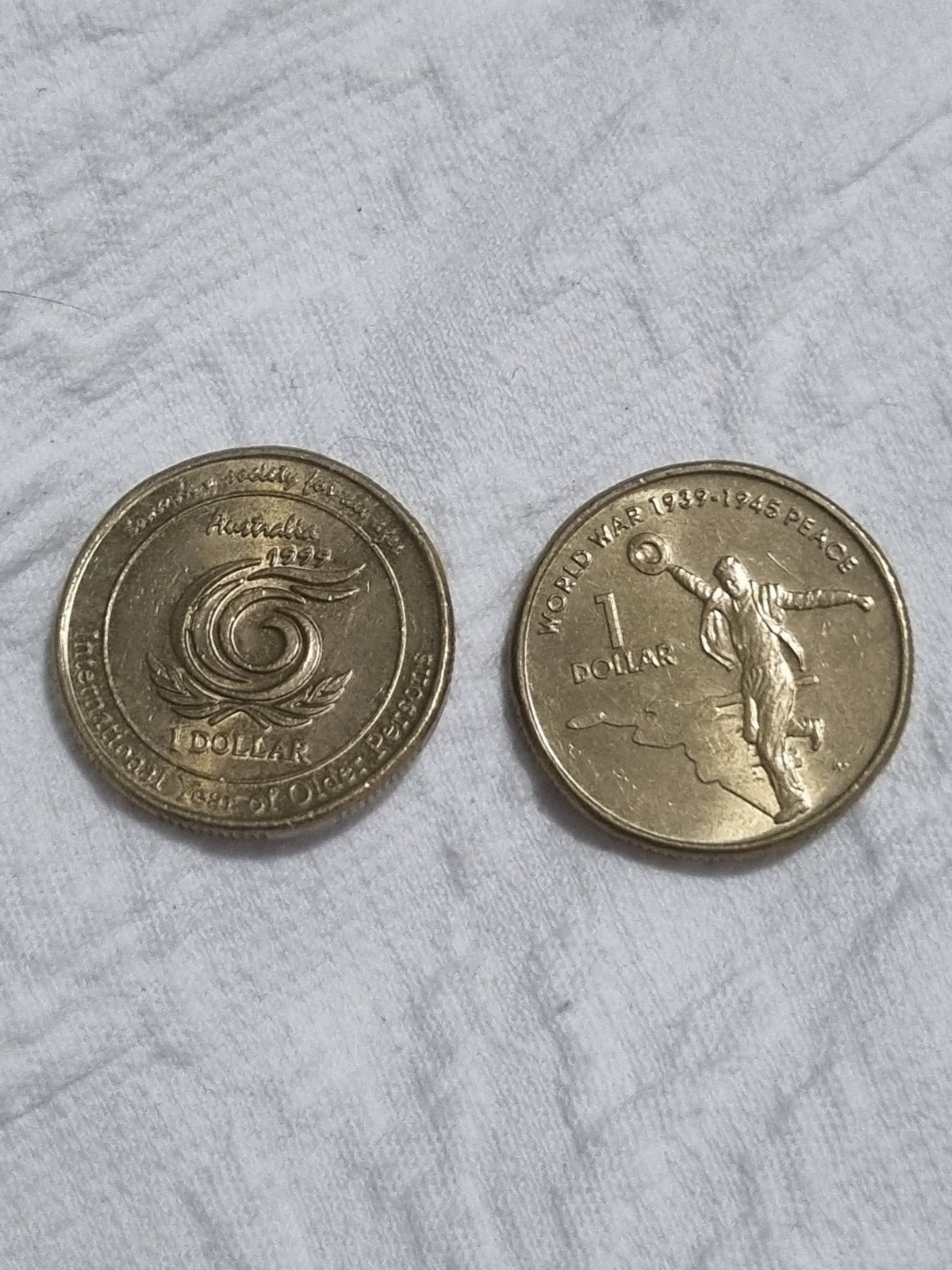 2 x One Dollar - 1999 Older Persons + 2005 Dancing Man aUNC $1